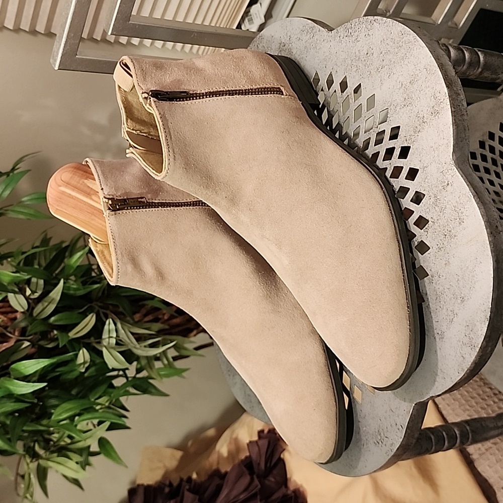 ASOS DESIGN chelsea boots in stone suede with natural sole